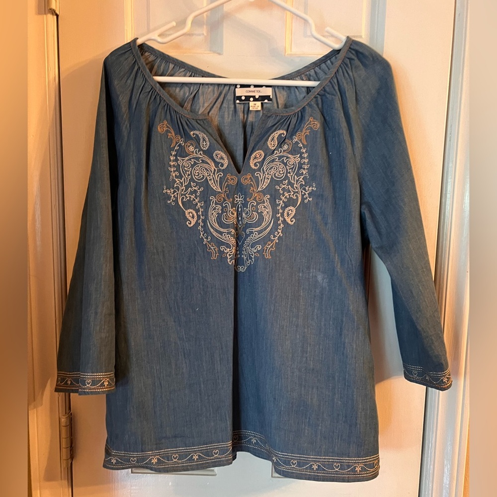 Light denim Comme Toi medium blouse with embroidery